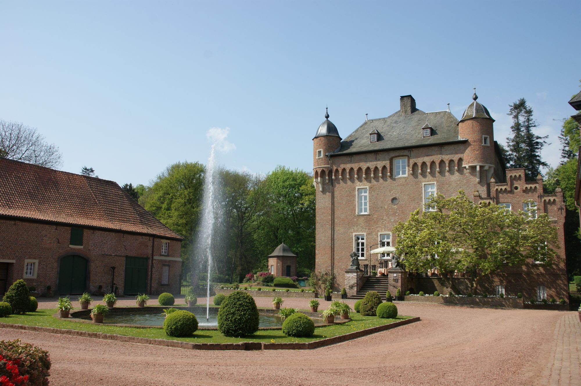 Schloss Loersfeld in Kerpen mit Brunnen im Innenhof