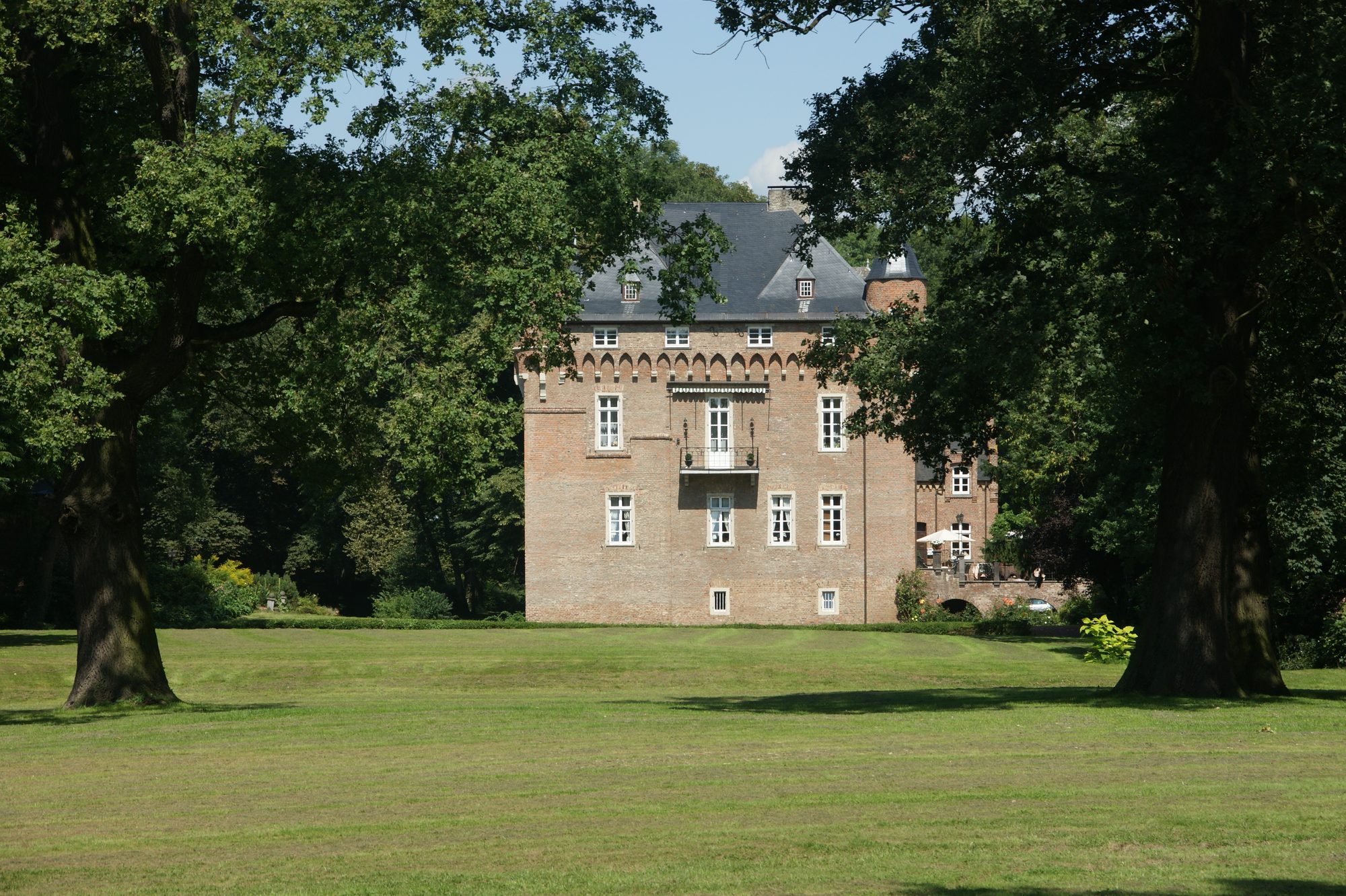 Schloss Loersfeld in Kerpen, Blick über den Park