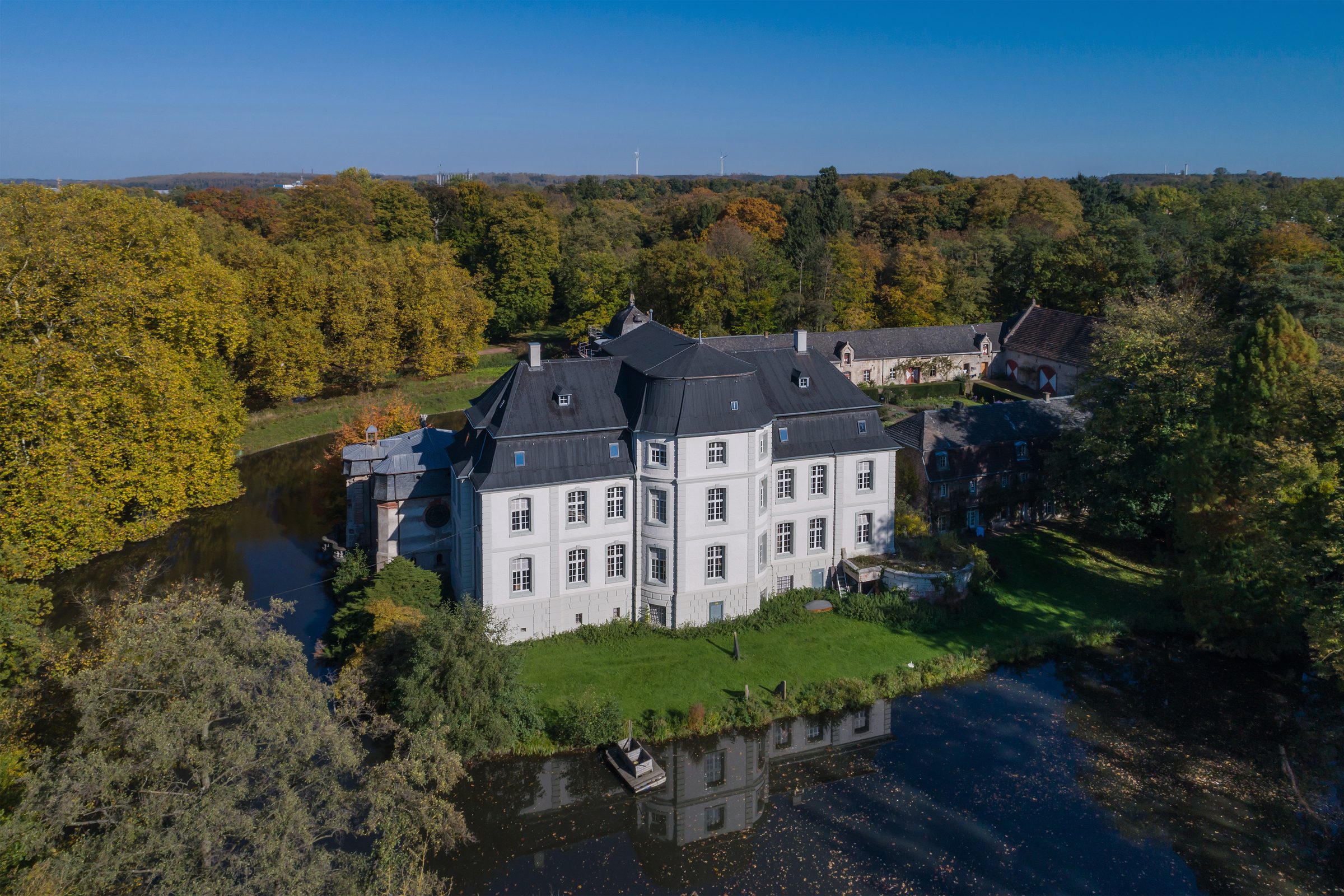 Luftbild von Schloss Türnich in Kerpen mit Wassergraben und Herbstwald
